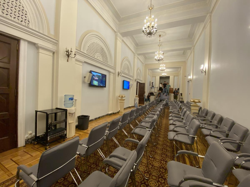 Обстановка в подземном зале заседаний
