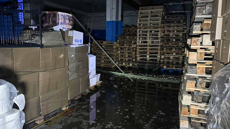 Последствия атаки РФ на Одесчине: на судне вспыхнул пожар, погиб капитан, загорелись склады с продуктами