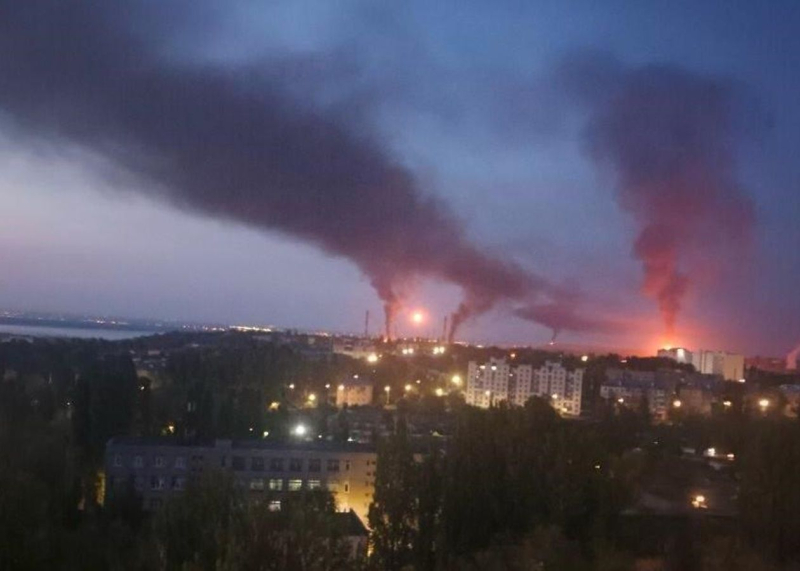 Просто ужас, - жители Саратова и Энгельса жалуются на пожары после ударов дронов по военным объектам