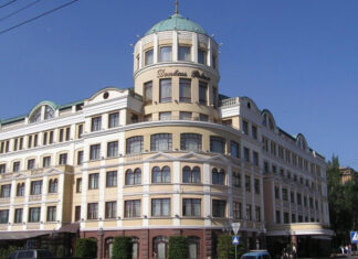 Раскрыта схема отчуждения Donbass Palace: оккупационная администрация анонсировала продажу захваченного отеля Ахметова