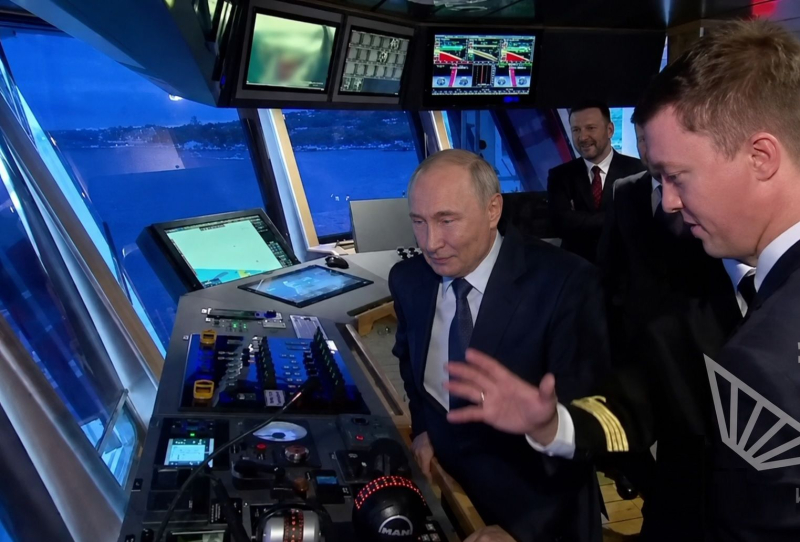 Путин оконфузился во Владивостоке при "общении" с моряками рыболовного траулера – Сеть смеется