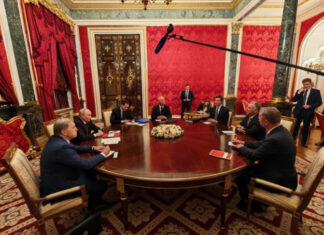 Дипломатический пакет раскрыли в кадре: Уиткофф и Кушнер провели трехчасовые переговоры в Кремле перед визитом в Киев