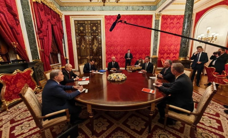 Уиткофф и Кушнер принесли на встречу с Путиным загадочную толстую черную папку