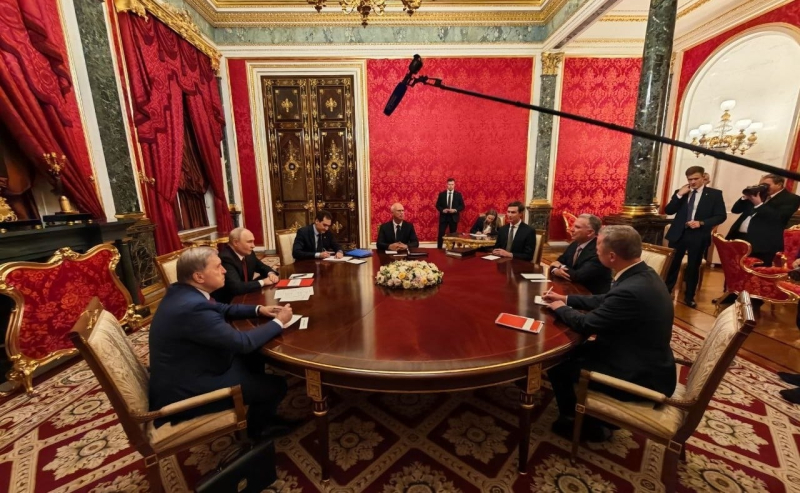Уиткофф и Кушнер принесли на встречу с Путиным загадочную толстую черную папку