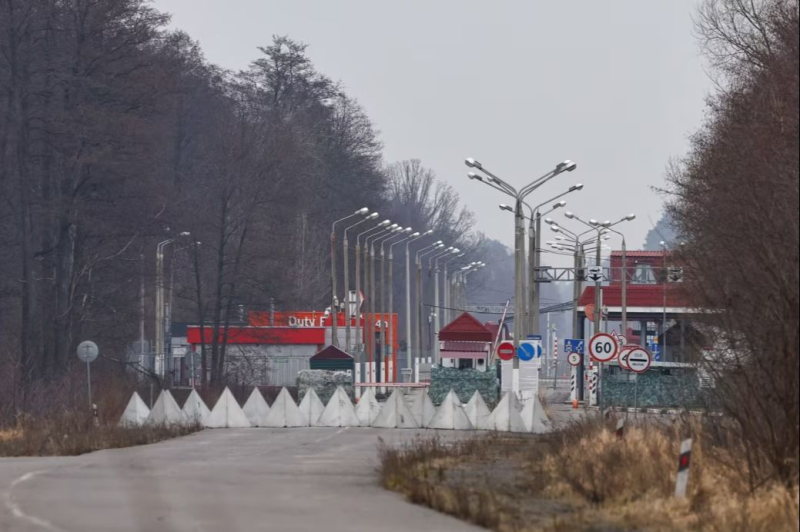 Украина ввела спецрежим в километровой зоне у границы с РФ и Беларусью