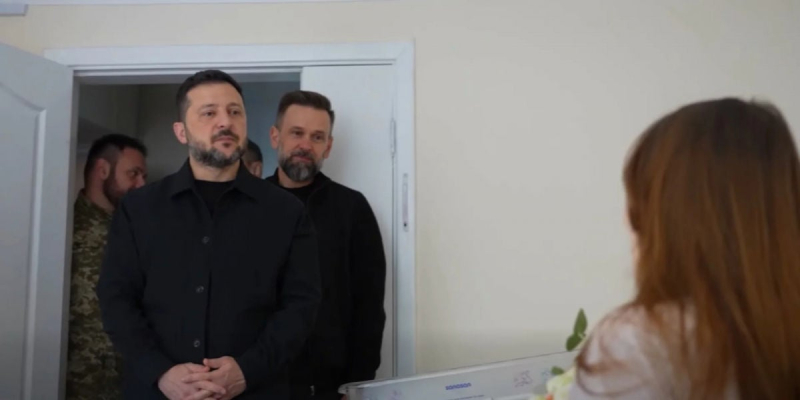 Зеленский навестил женщину, родившую ребенка во время обстрела Киева