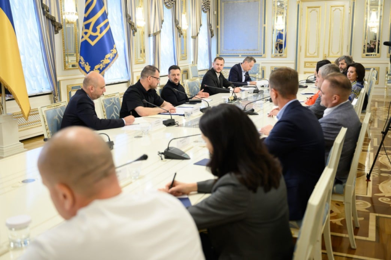 Зеленский выслушал жалобы владельцев продуктовых и строительных гипермаркетов из-за атак РФ – подробности от ОП