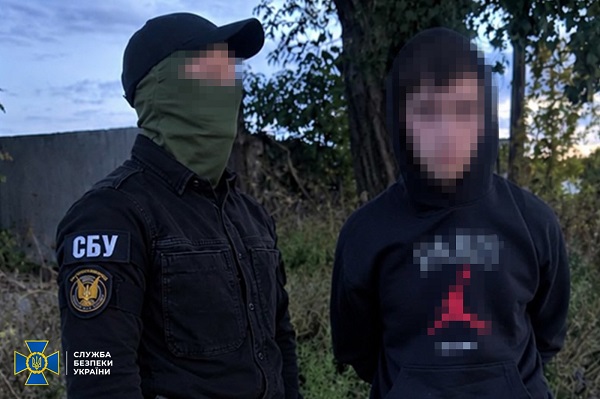 Агент ФСБ под видом СБУ шантажом заставил подростка на Киевщине поджечь колонну грузовиков
