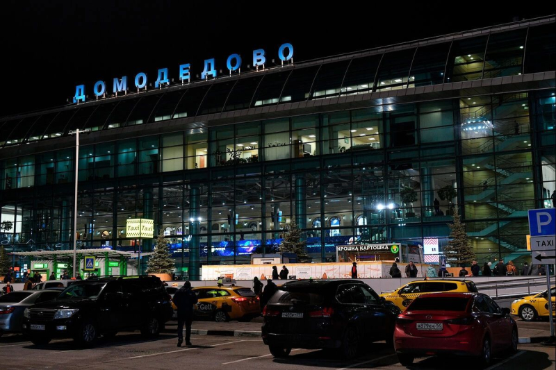Авиаколлапс в Москве: 62 рейса отменены, 370 задержаны из-за атаки дронов
