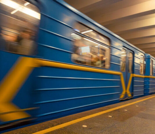 Киевский метрополитен парализовало: пассажиры в темноте, движение остановлено из-за сбоя в электроснабжении