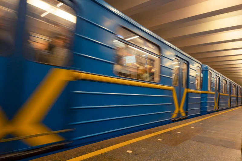 ЧП в метро Киева: пассажиры освещали станции телефонами, движение поездов остановлено