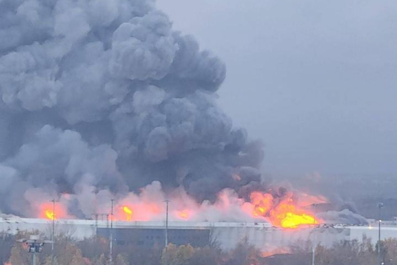Дроны Украины добрались до крупнейшего склада Ozon в Петербурге - объект в огне