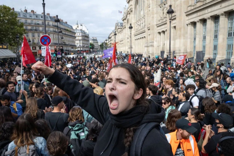 Эммануэлю Макрону протестующие пригрозили судьбой Людовика XVI