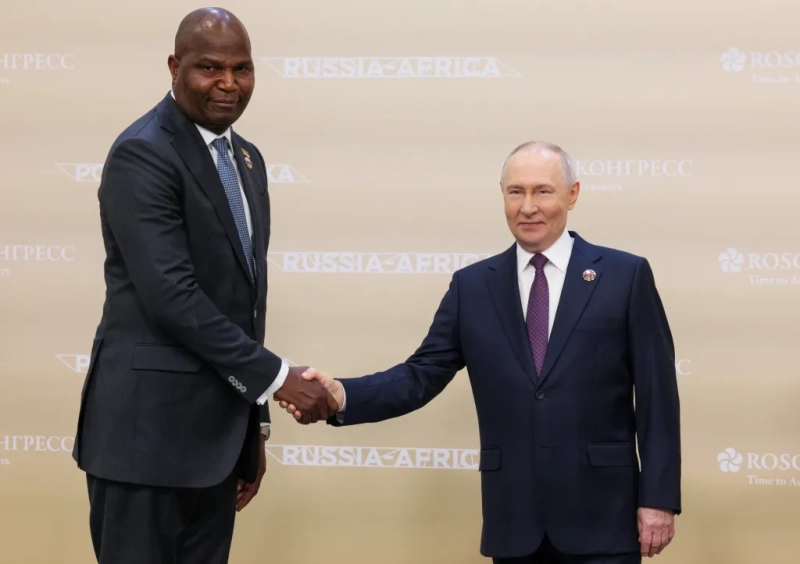 Фото Путина с президентом Мозамбика стало поводом для насмешек