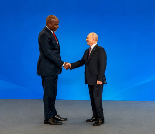 Фотография Путина с президентом Мозамбика спровоцировала волну мемов: Кремль пытался скрыть разницу в росте
