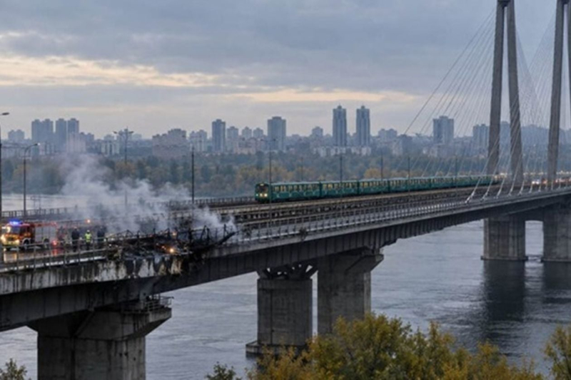 Южный мост Киева снова под ударом РФ: введен новый режим работы мостов в столице