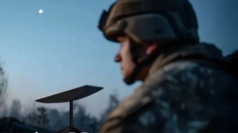 Военный использует терминал Starlink