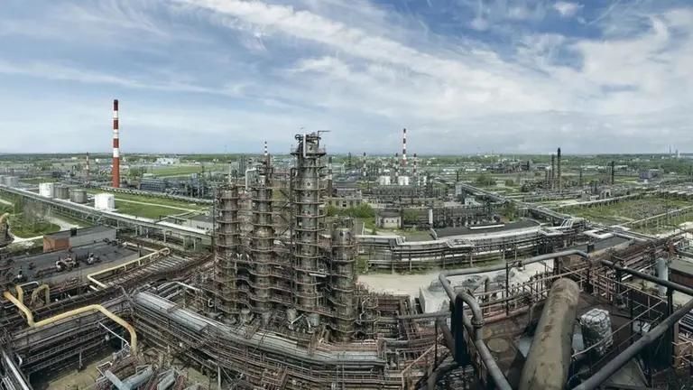 На Рязанском НПЗ остановлен ключевой элемент производства после атаки беспилотников
