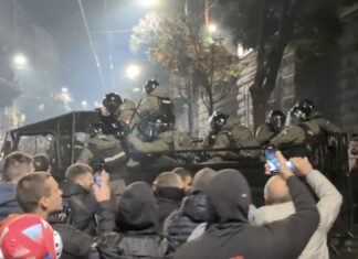 Белград празднует: Полиция покидает центр города после признания Вучичем поражения на выборах