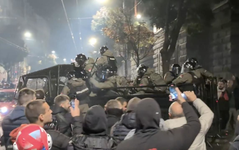Полиция в Белграде решилась на неожиданный шаг после признания Вучичем поражения
