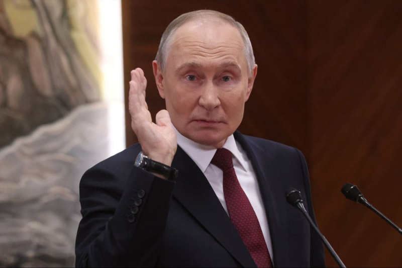 Путин трижды оконфузился на Дне учителя: перепутал стих и не смог объяснить свою мысль