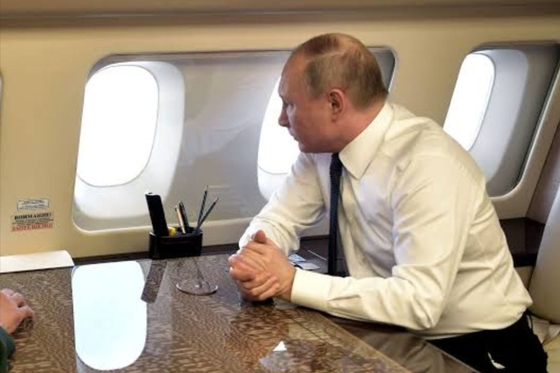 Путин застрял в небе над Москвой: 4 борта спецотряда "Россия" кружат и не могут сесть