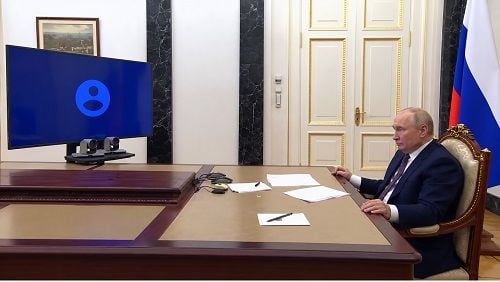 Растерянный Путин попал на видео: в прямом эфире у него потух экран