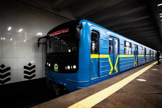 Поврежденная станция метро в Киеве