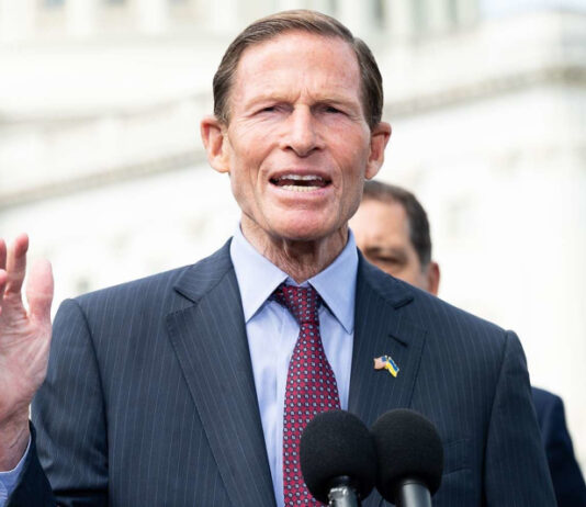 Сенатор Блюменталь обвинил Трампа в ‘защите военной машины РФ’ на фоне отказа от ‘адских санкций’