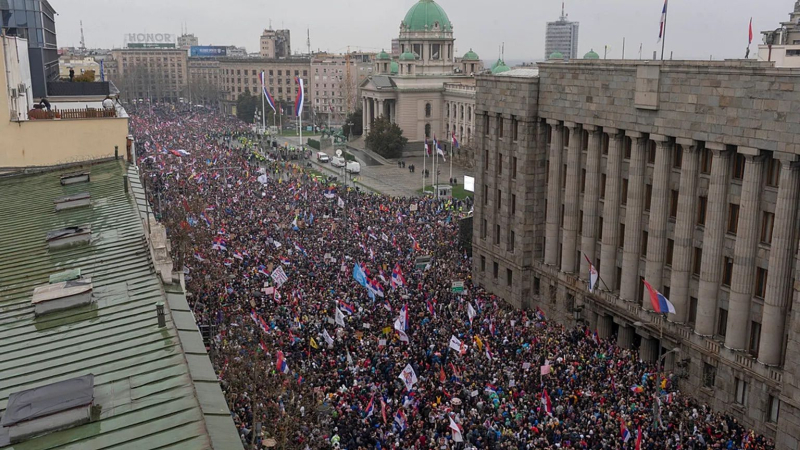 В Белграде люди массово вышли на финальный митинг оппозиции