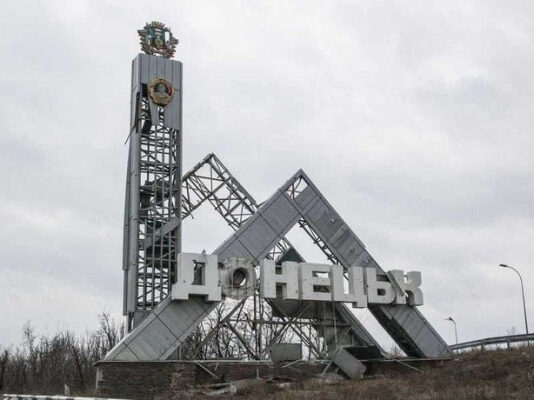 Донецк погрузился в блэкаут: жители вернулись к СМС-общению, экономика под угрозой