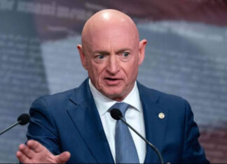 Сенатор Марк Келли резко отреагировал на комплименты Путину: «В каком мире он гуманист?»