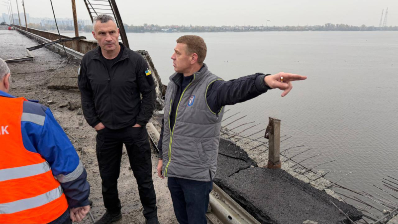 Повреждения Южного моста в Киеве