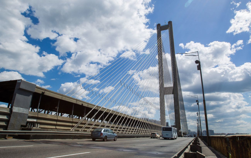 В Киеве на Южном мосту, атакованном армией РФ, началось движение автобусов