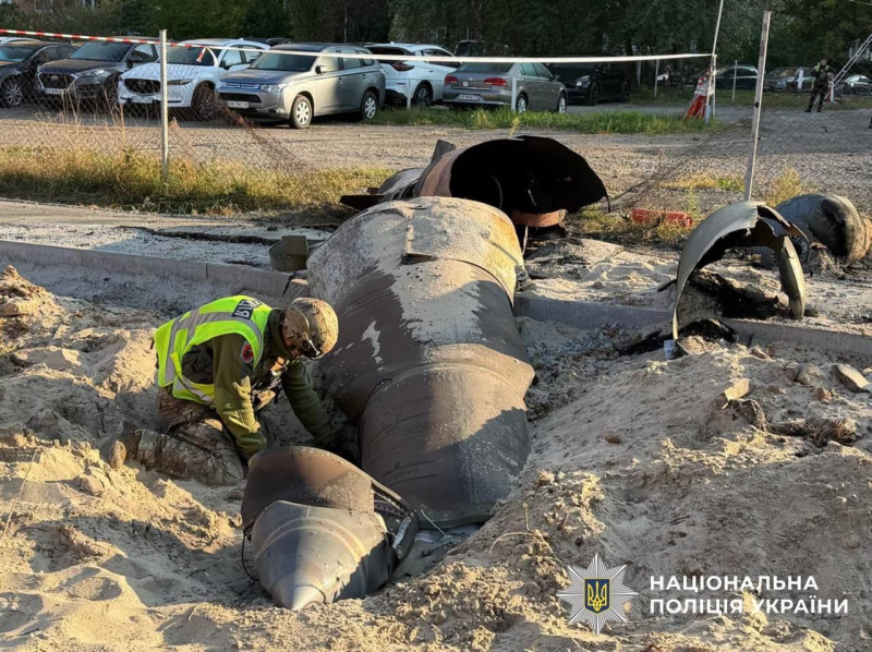 В Киеве обнаружили неразорвавшуюся баллистическую ракету — полиция и ГСЧС извлекают боевую часть