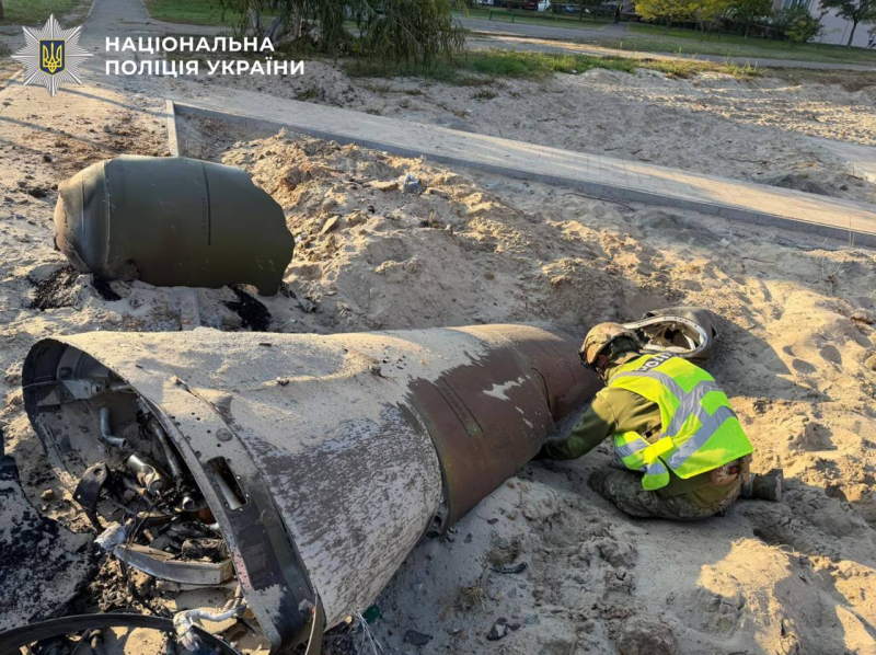 В Киеве обнаружили неразорвавшуюся баллистическую ракету — полиция и ГСЧС извлекают боевую часть