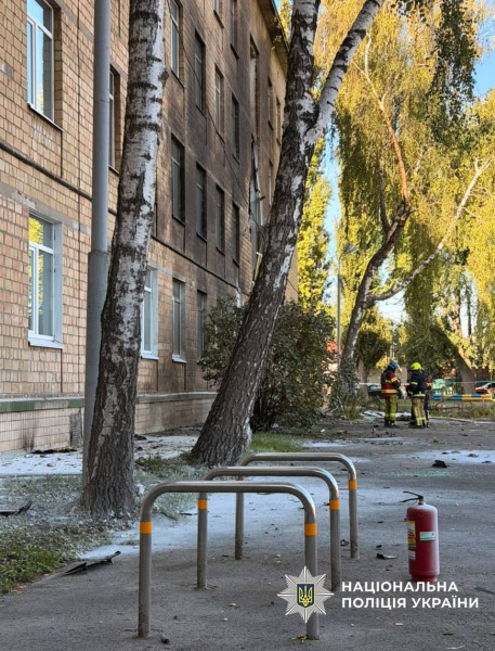 Спасатели на месте происшествия после атаки БПЛА