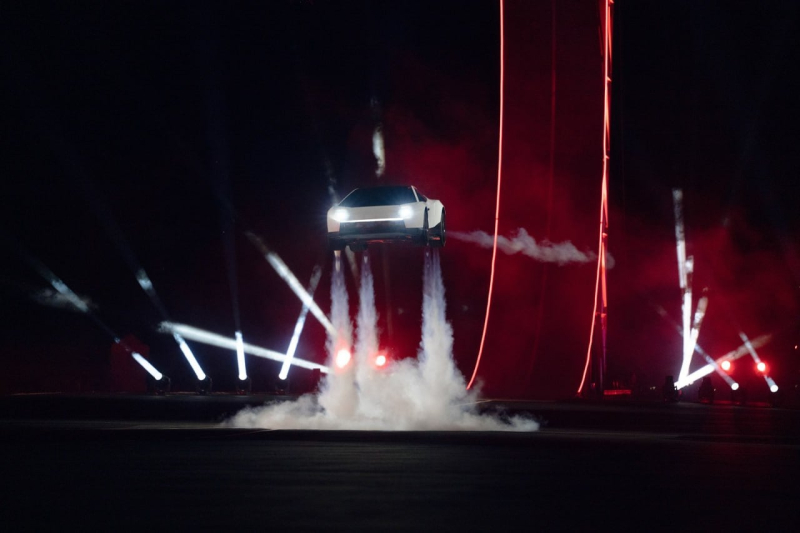 В США представили новый Roadster: электрокар Tesla выполнил трюк, который не под силу обычным авто