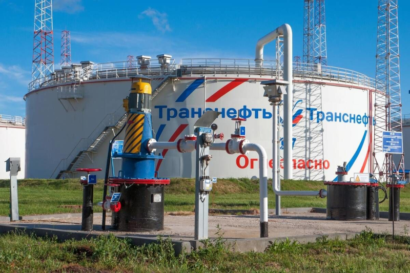 ​Шесть из 10 беспилотников достигли свой цели: в Брянске горит НПЗ "Транснефть" - кадры